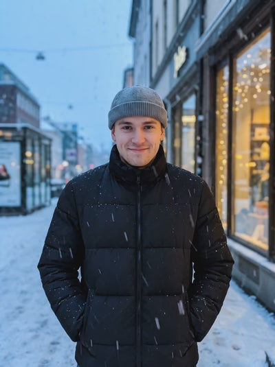 Szara czapka w śniegu
