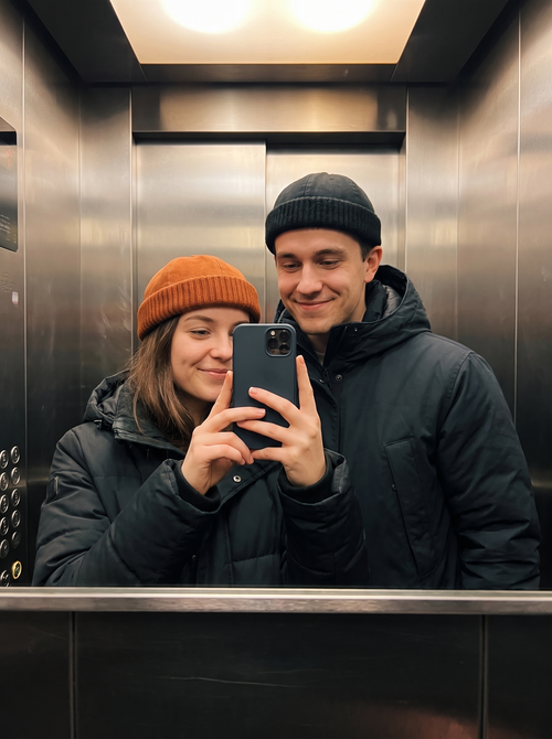 Mandarynkowa i czarna czapka w windzie